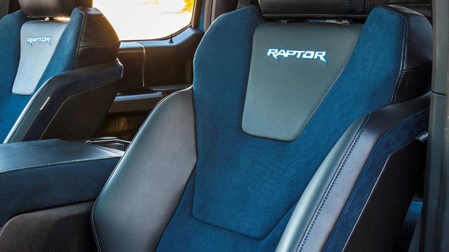 Детали интерьера Ford F-150 Raptor SuperCrew 2018 года  (фото 18 из 20)